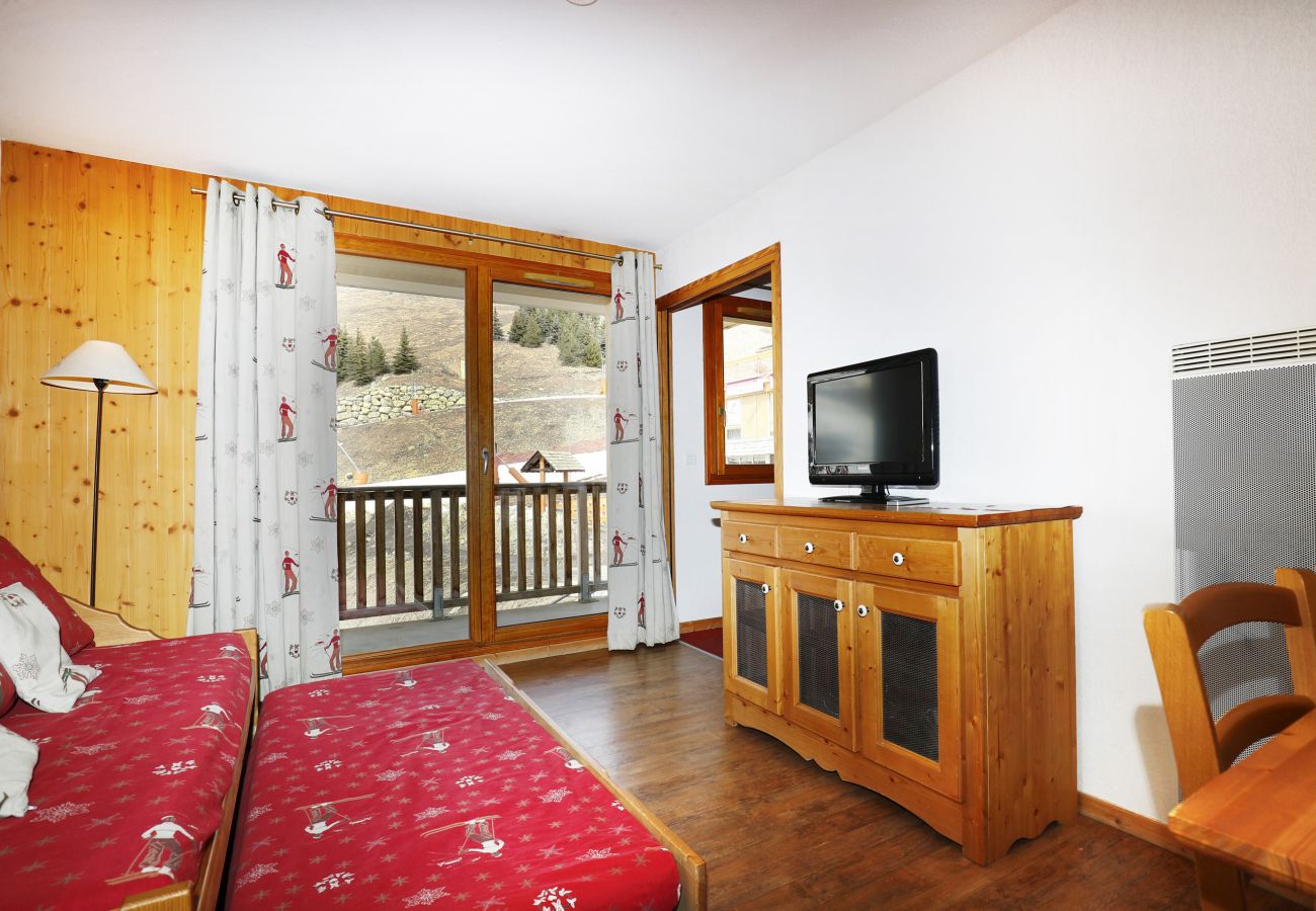 Apartment in Orcières - 2-room apartment for 6 people at the foot of the slopes, shops, balcony, swimming pool, WIFI and car park