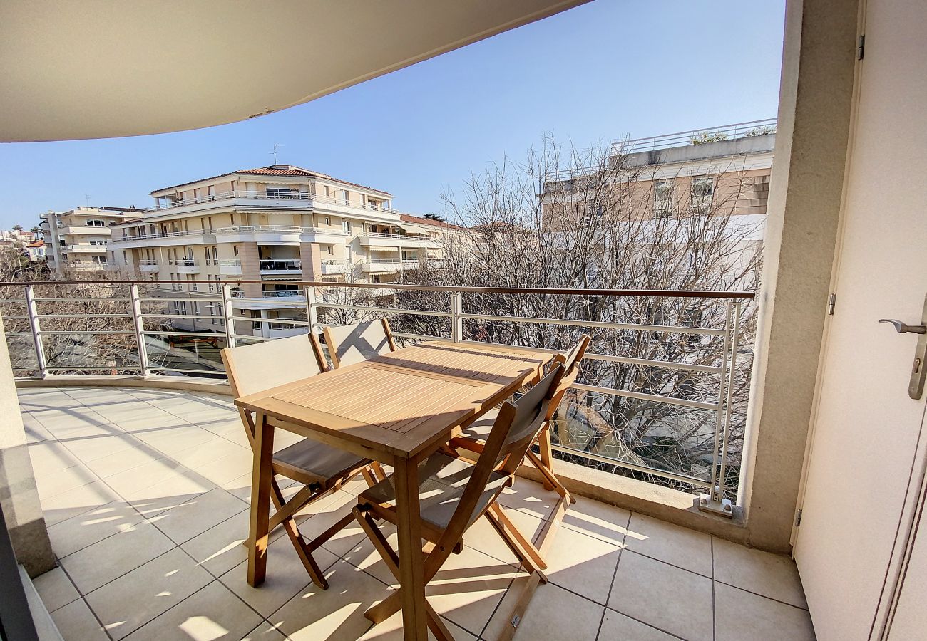 Apartment in Cagnes-sur-Mer - Apt 4 ppl modern and bright, nice terrace, pool 