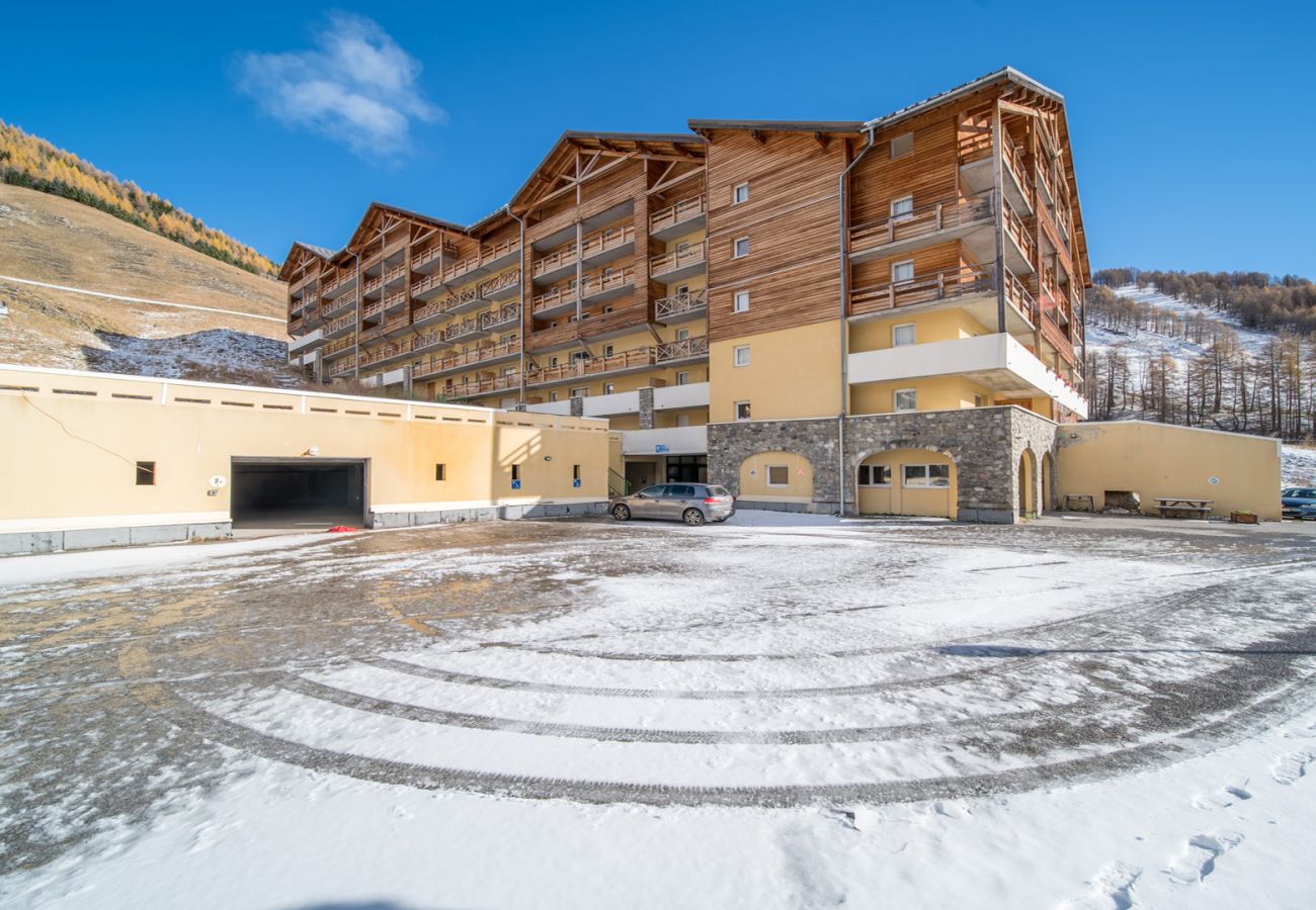 Apartment in Allos - Apt 4/9 ppl near ski runs, balcony, heated pool