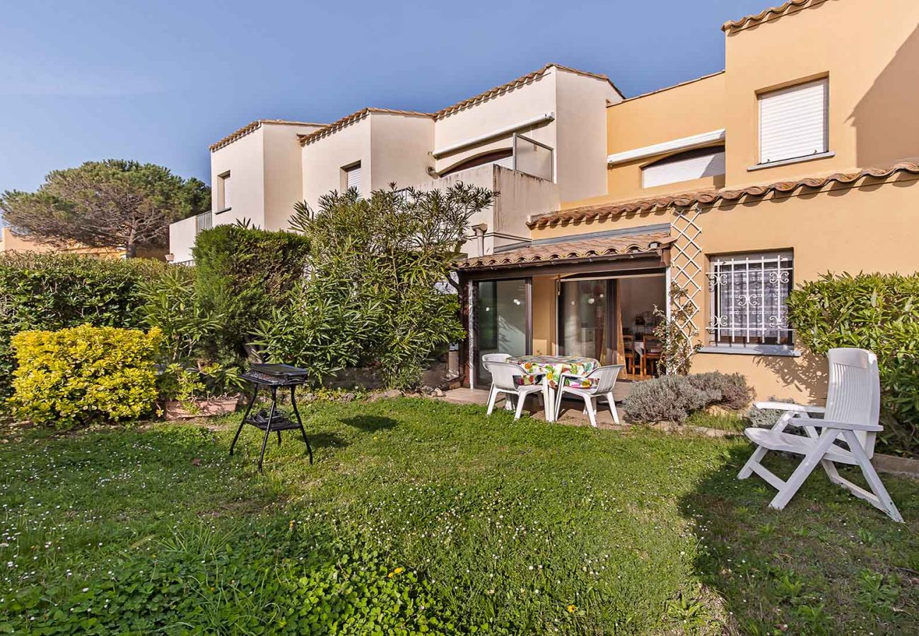 Apartment in Agde - Bright apt 4/6 people, garden, pool, beach at 200m