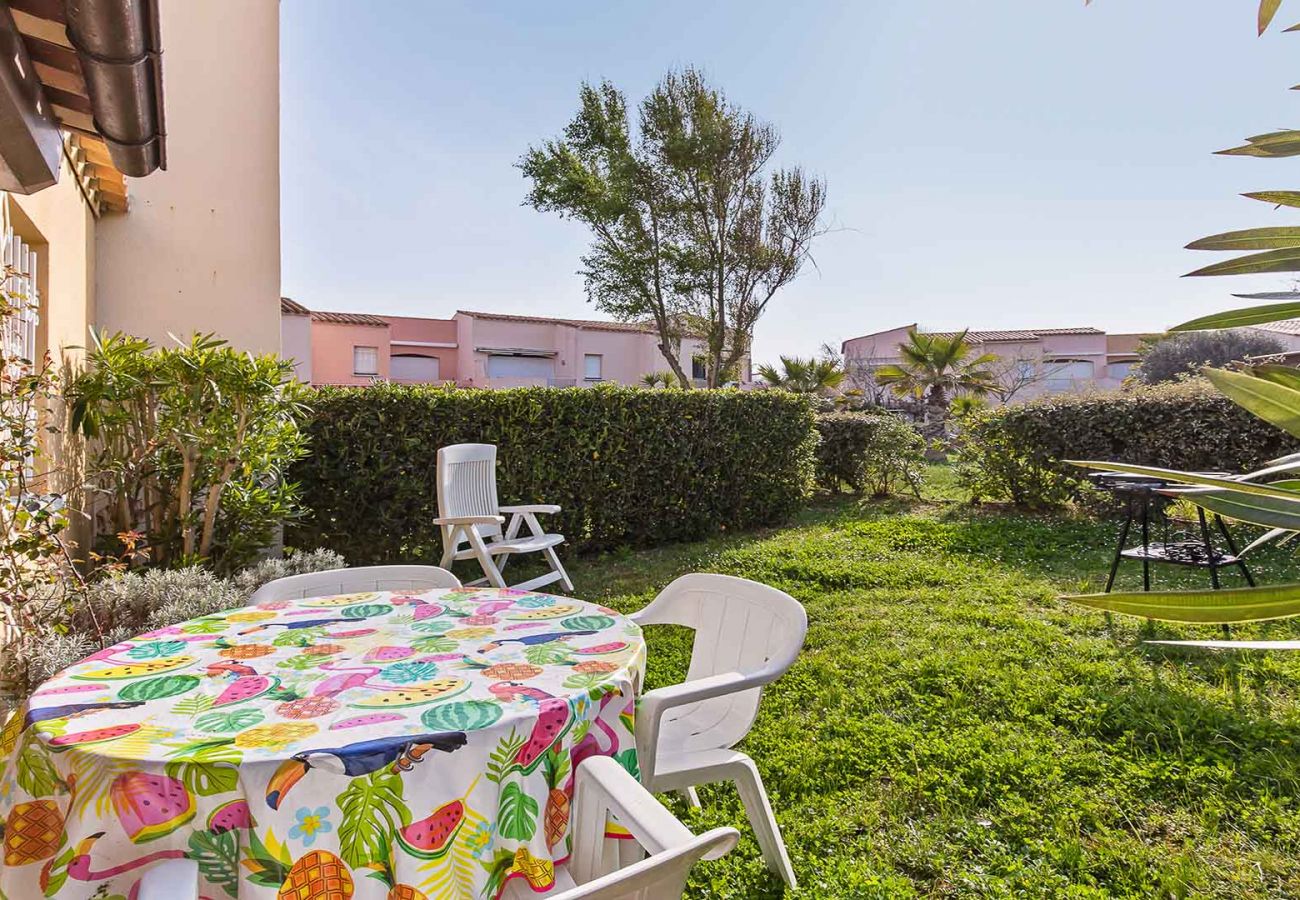 Apartment in Agde - Bright apt 4/6 people, garden, pool, beach at 200m