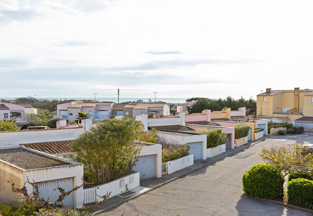 Apartment in Agde - Spacious apt 4 ppl, terrace, beach at 200m