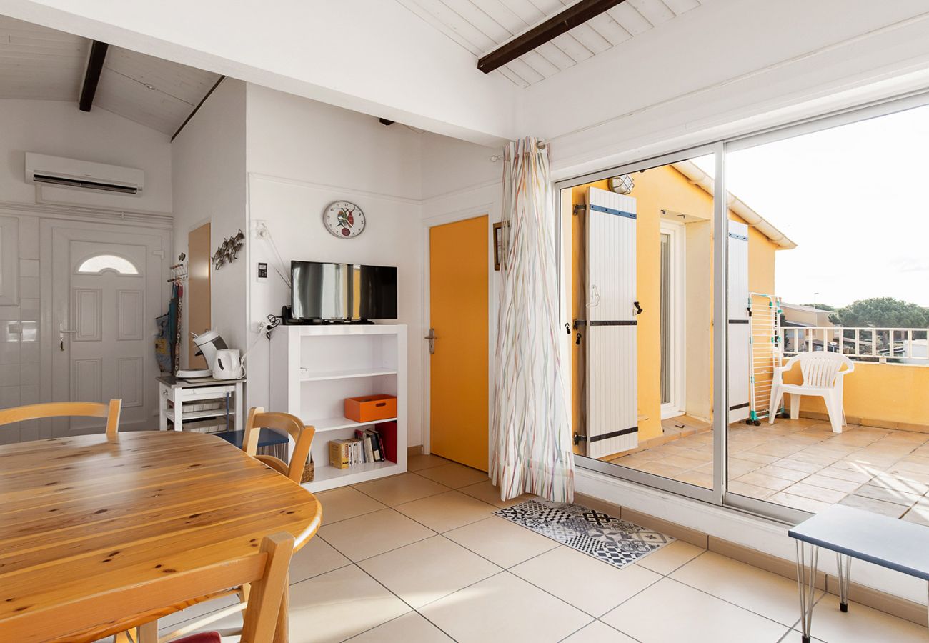 Apartment in Agde - Spacious apt 4 ppl, terrace, beach at 200m