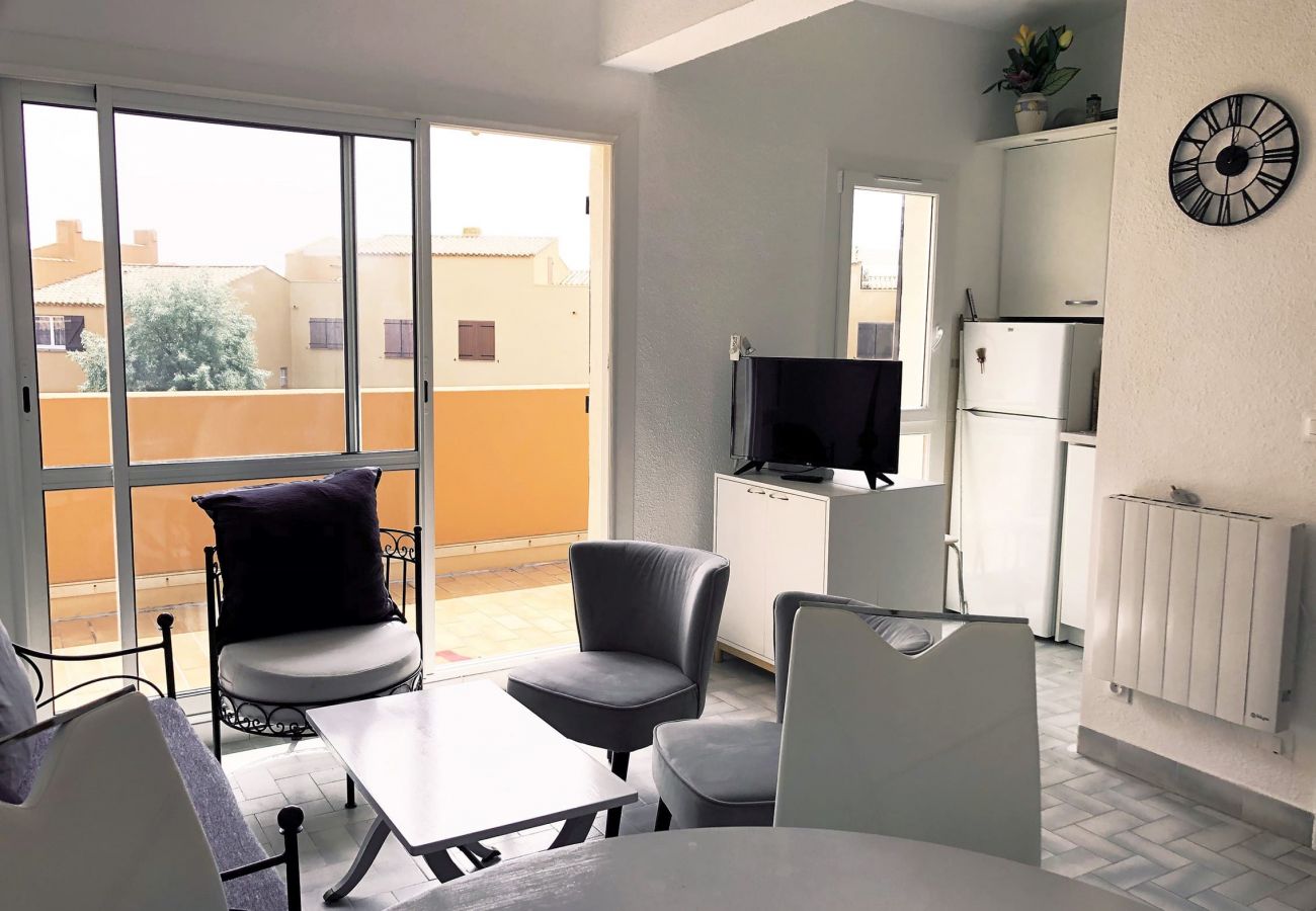 Apartment in Agde - Spacious apt 7 ppl, terrace, sea at 100m