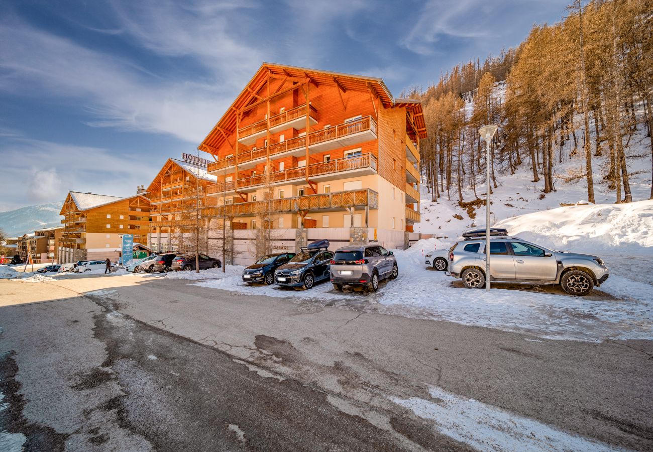 Apartment in Allos - Apt 4/6 ppl near the ski runs, heated indoor pool