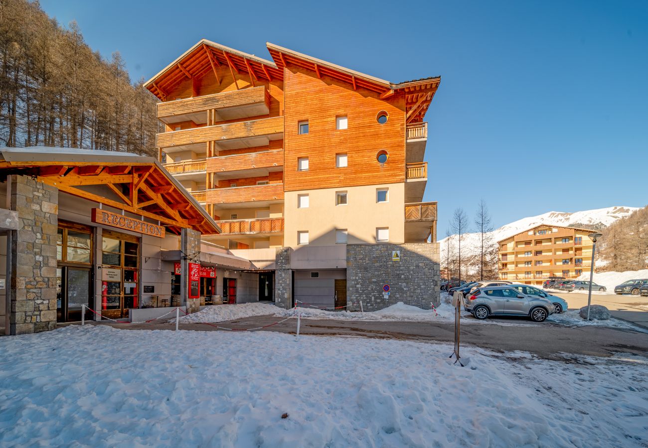 Apartment in Allos - Apt 4/6 ppl near the ski runs, heated indoor pool