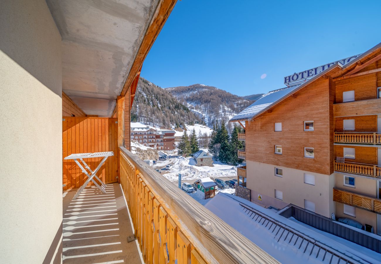 Apartment in Allos - Apt 4/6 ppl near the ski runs, heated indoor pool