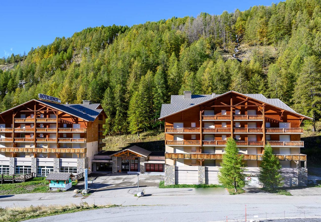 Apartment in Allos - Apt 4/6 ppl near the ski runs, mountain view