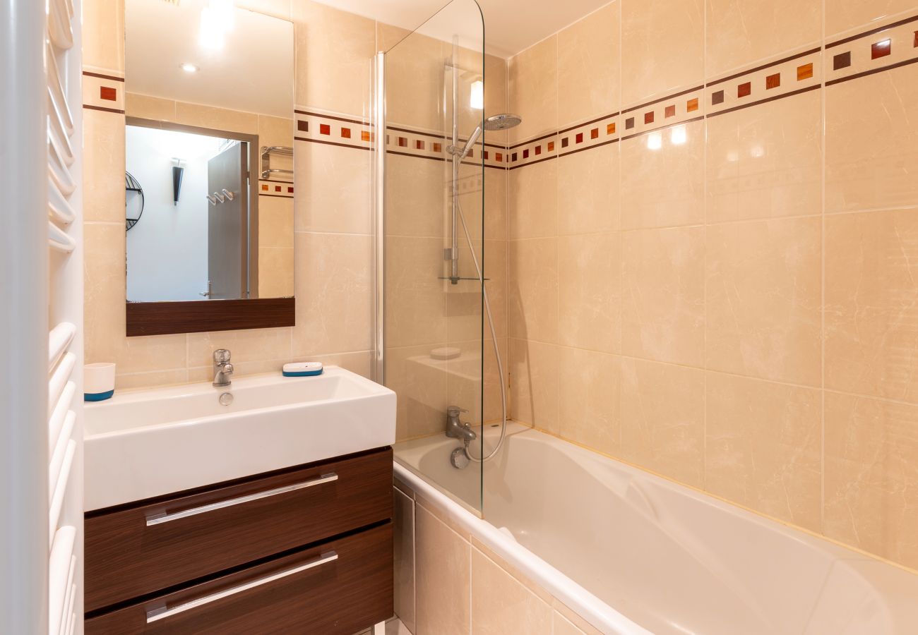 Apartment in Mandelieu-la-Napoule - Nice Apt with garden for 4 pers
