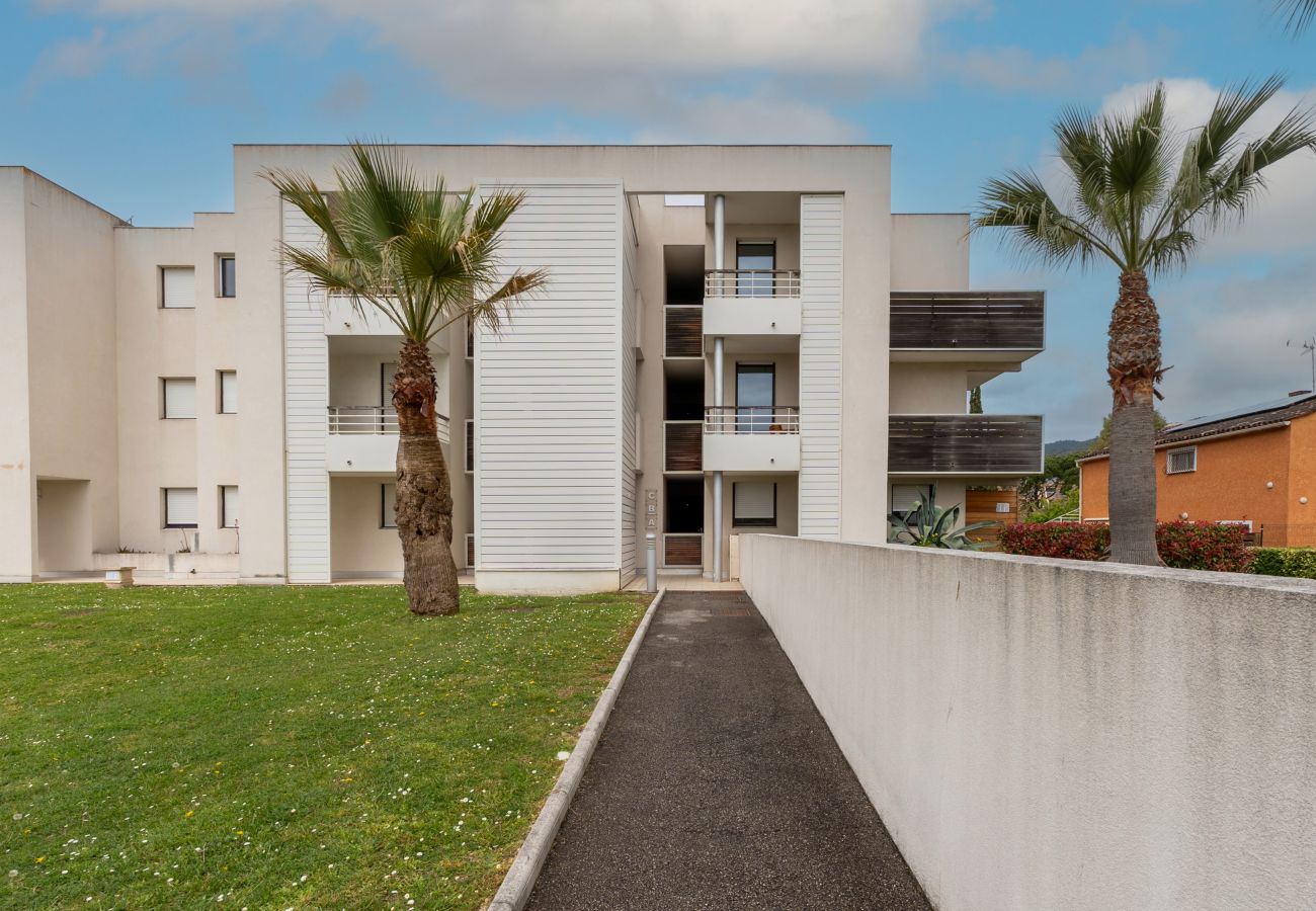 Apartment in Mandelieu-la-Napoule - Nice Apt with garden for 4 pers