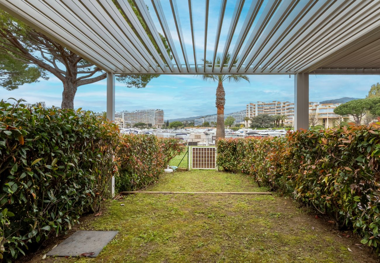 Apartment in Mandelieu-la-Napoule - Nice Apt with garden for 4 pers