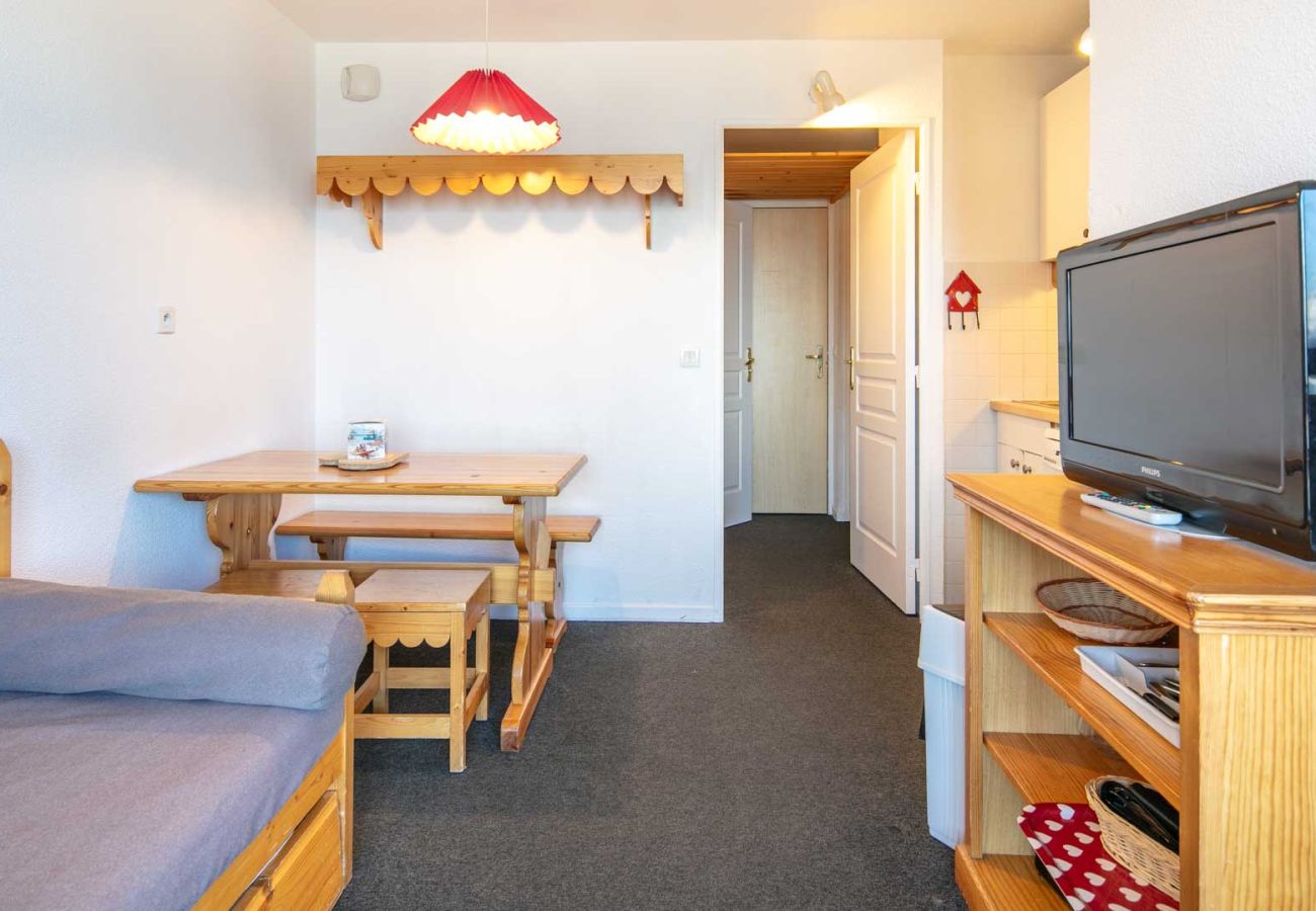 Studio in Risoul - Charming studio apartment with balcony, sleeps 4, mountain view