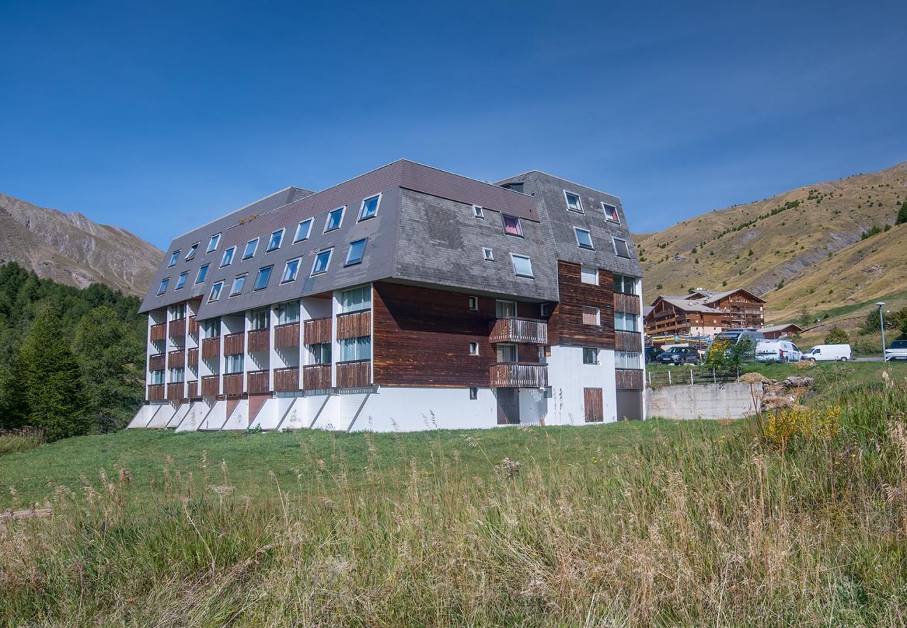 Studio in Allos - Beautifully renovated studio apartment, sleeps 4, mountain view