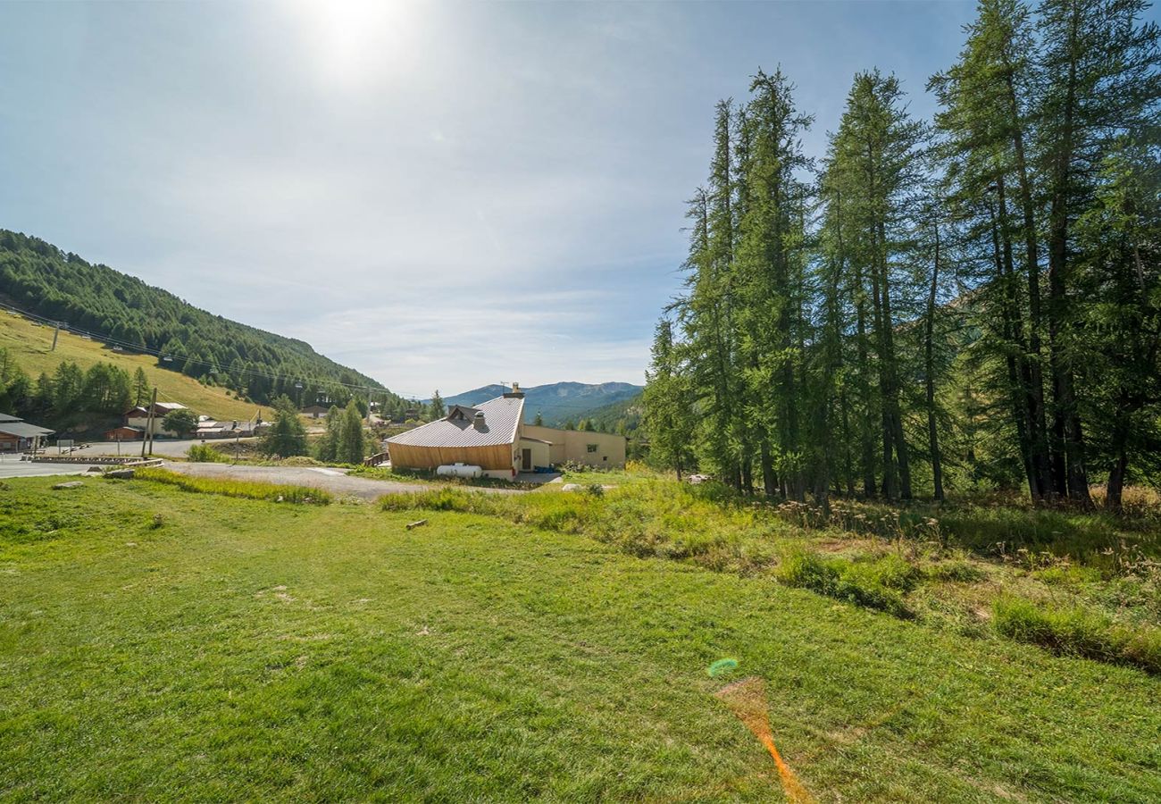 Studio in Allos - Beautifully renovated studio apartment, sleeps 4, mountain view