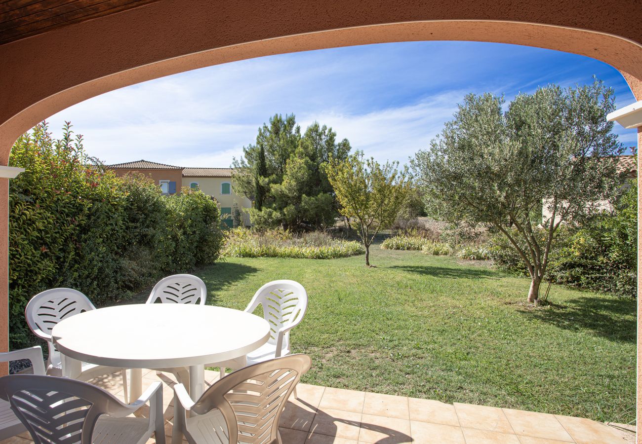 Villa in Homps - House with garden near lake for 6 people