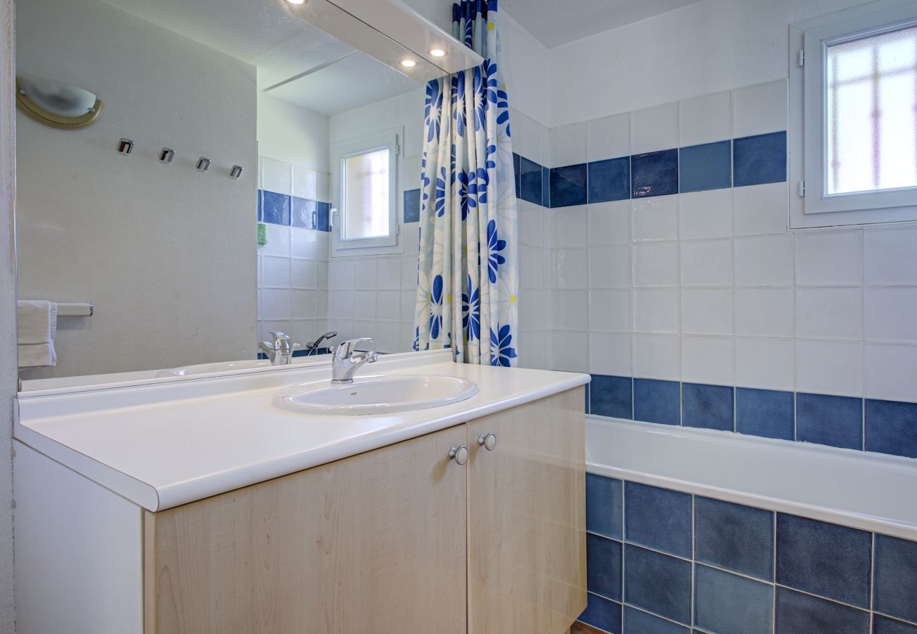 Villa in Homps - House with garden near lake for 6 people