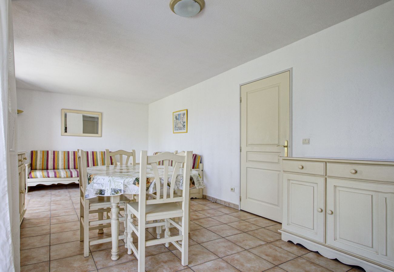 Villa in Homps - House with garden near lake for 6 people