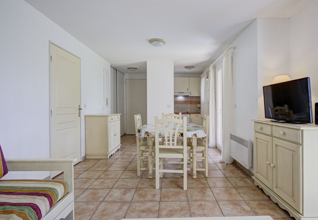 Villa in Homps - House with garden near lake for 6 people