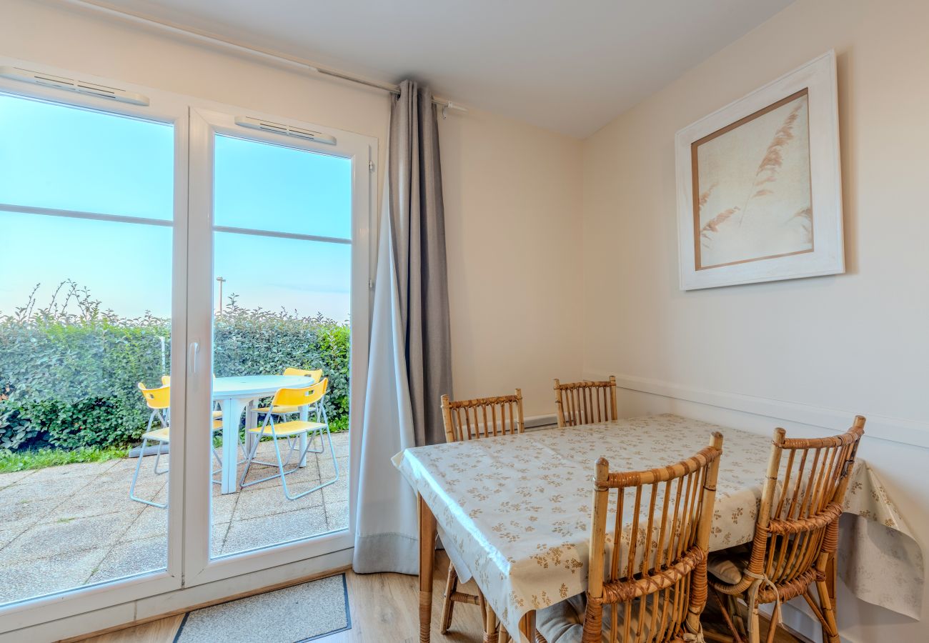 House in Saint-Nic - Charming house with outdoor space, sleeps 4, sea view