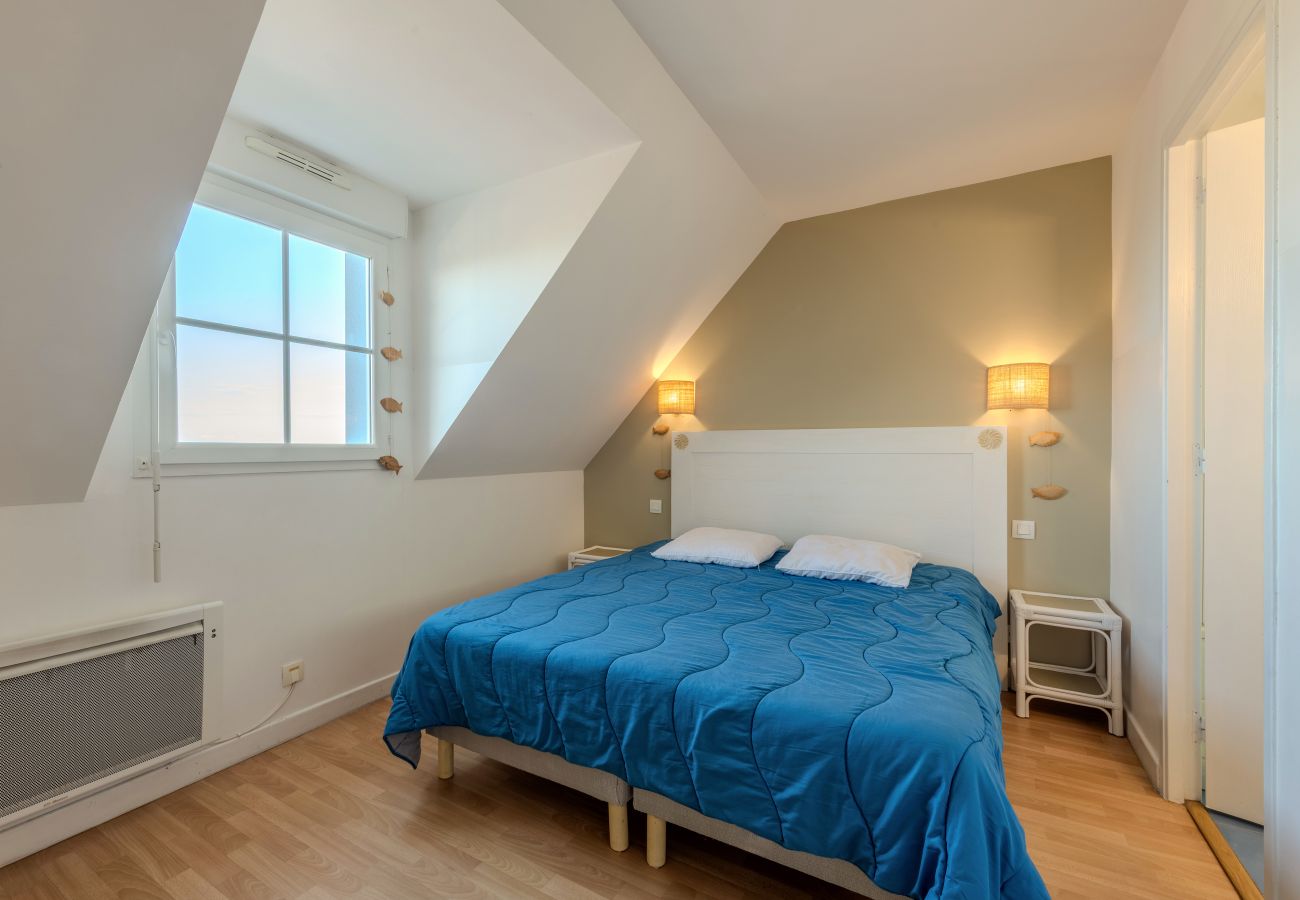 House in Saint-Nic - Charming house with outdoor space, sleeps 4, sea view