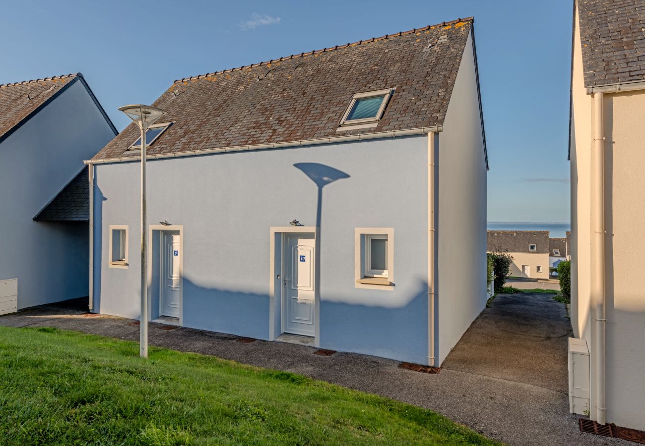 House in Saint-Nic - Charming house with outdoor space, sleeps 4, sea view