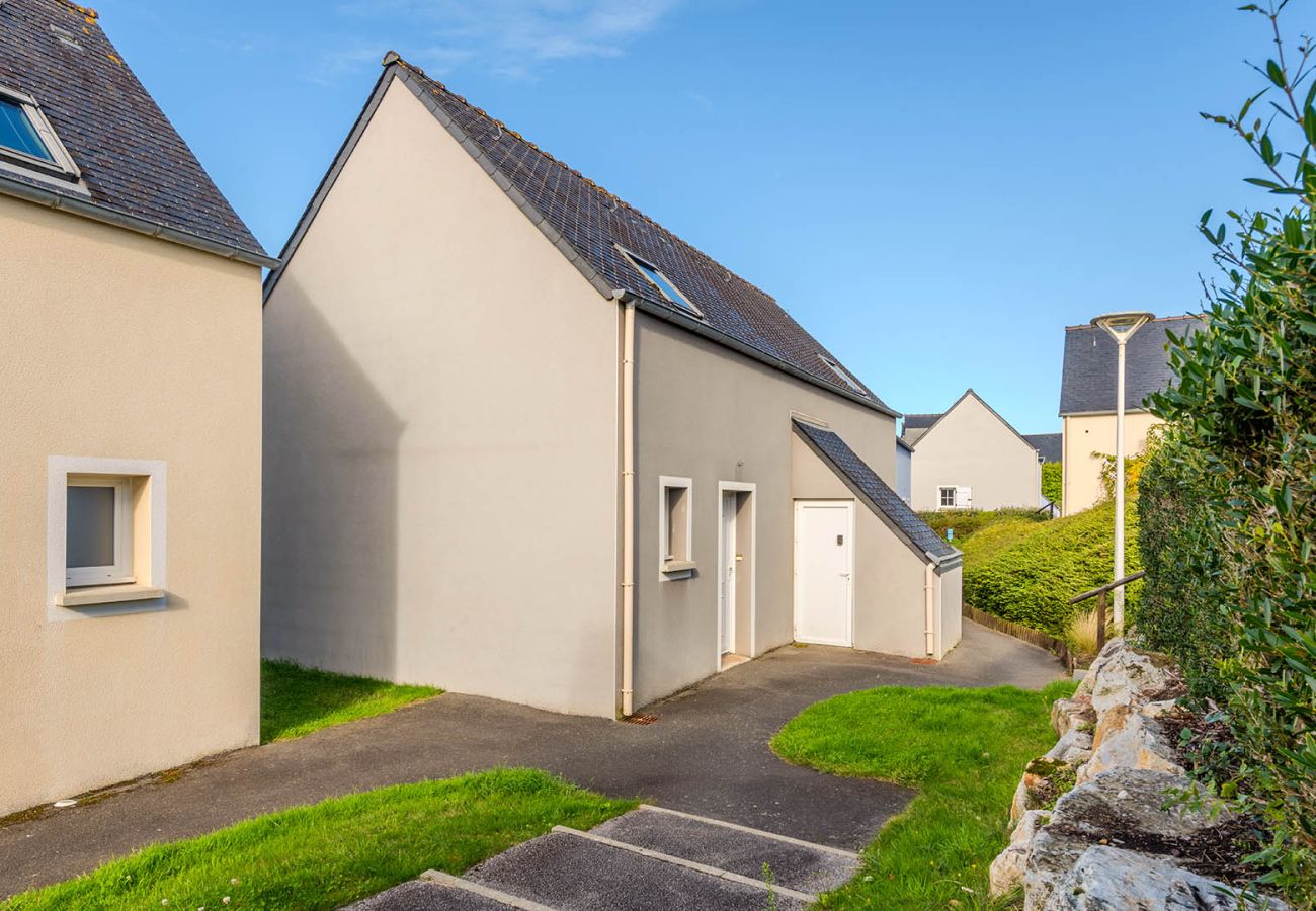 Apartment in Saint-Nic - House for 4 pers in residence with pool