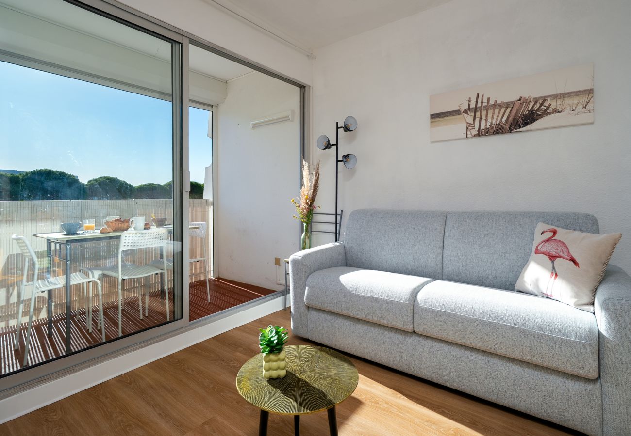 Studio in Le Grau-du-Roi - Renovated studio apartment, sleeps 4, balcony