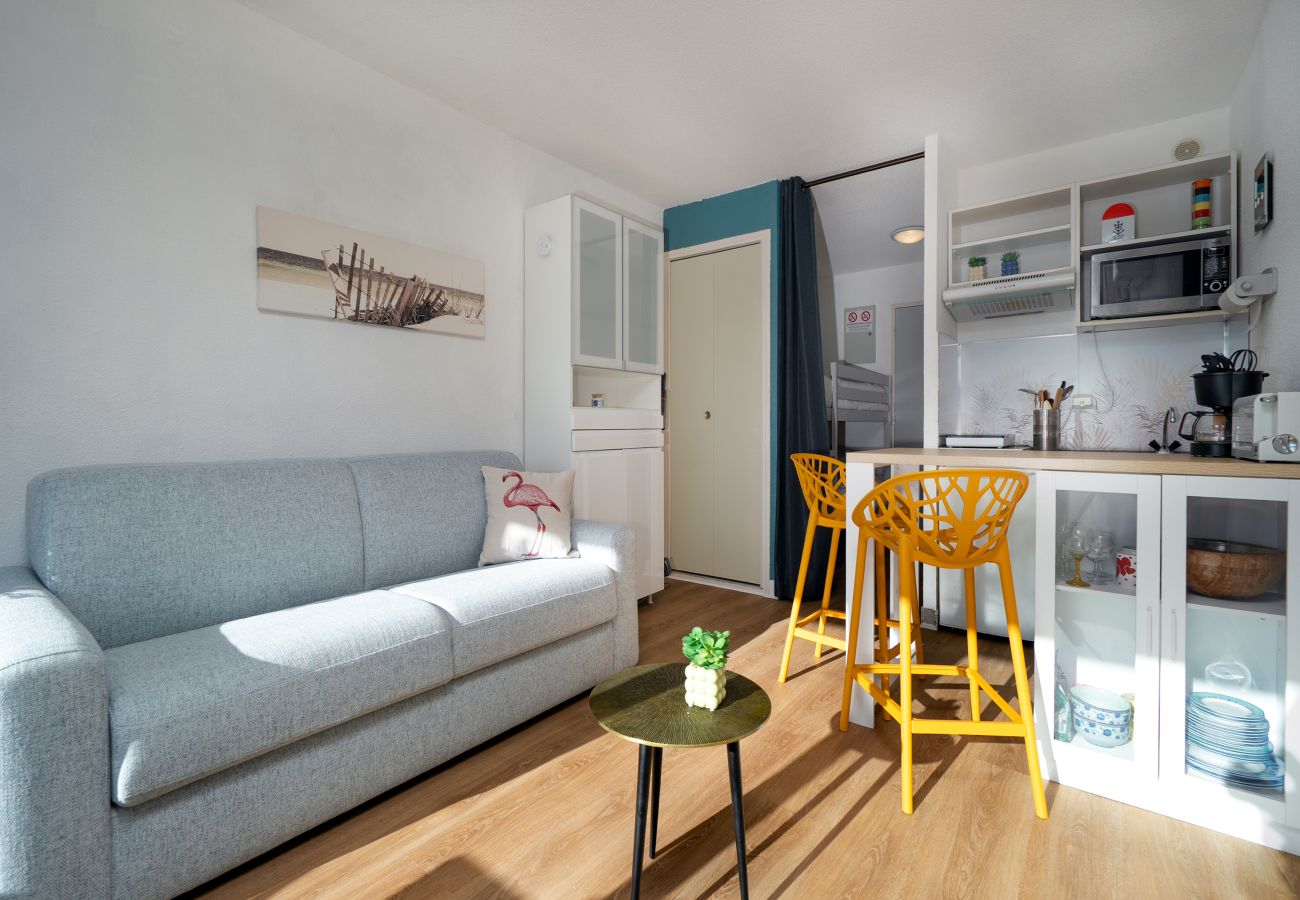 Studio in Le Grau-du-Roi - Renovated studio apartment, sleeps 4, balcony