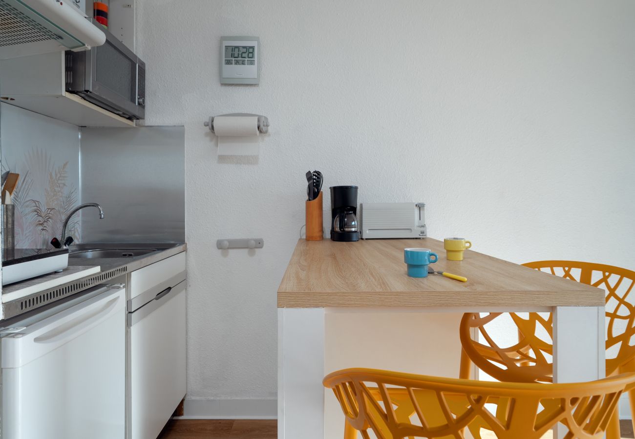 Studio in Le Grau-du-Roi - Renovated studio apartment, sleeps 4, balcony