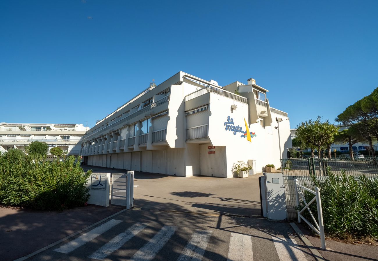 Studio in Le Grau-du-Roi - Renovated studio apartment, sleeps 4, balcony