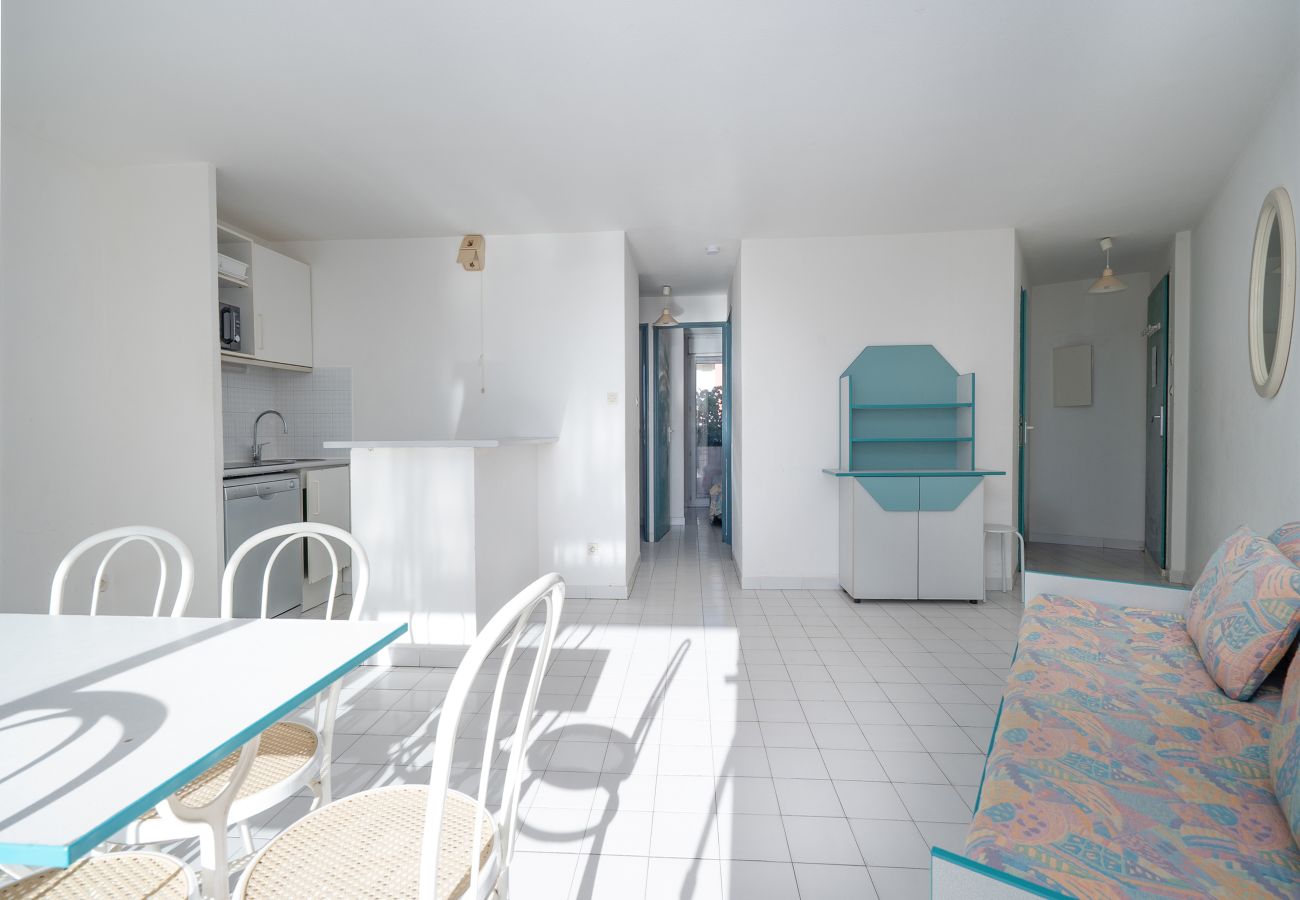 Apartment in Agde - Apartment with sea view, sleeps 8, terrace