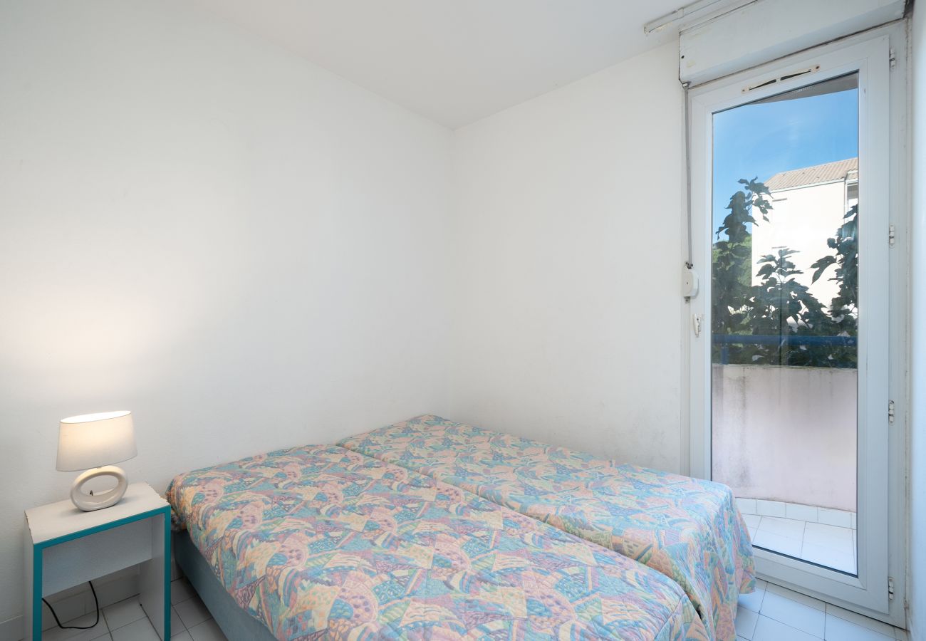 Apartment in Agde - Apartment with sea view, sleeps 8, terrace