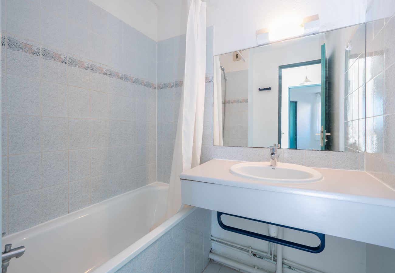 Apartment in Agde - Apartment with sea view, sleeps 8, terrace