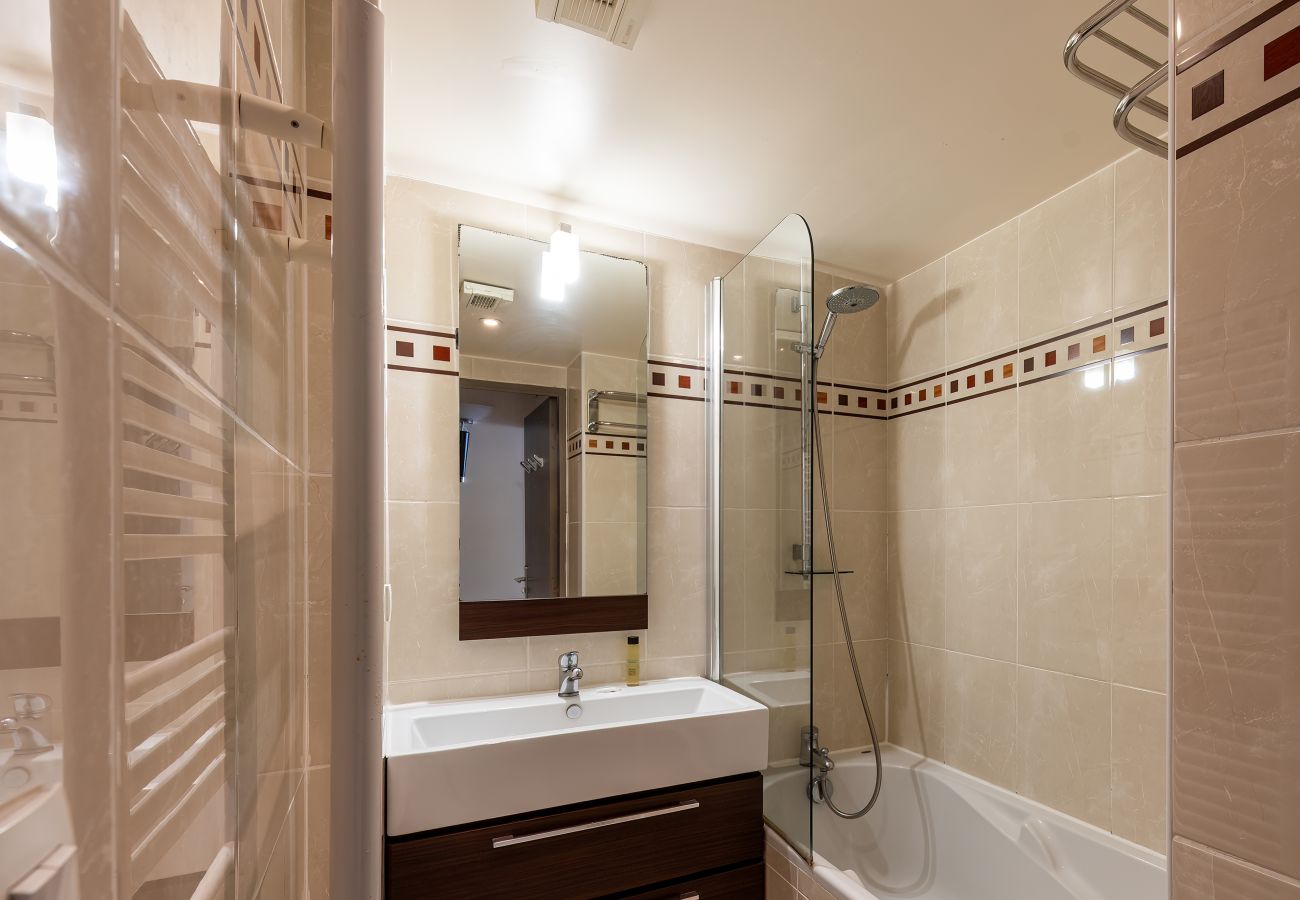 Apartment in Mandelieu-la-Napoule - Apartment with sea view, sleeps 4, balcony