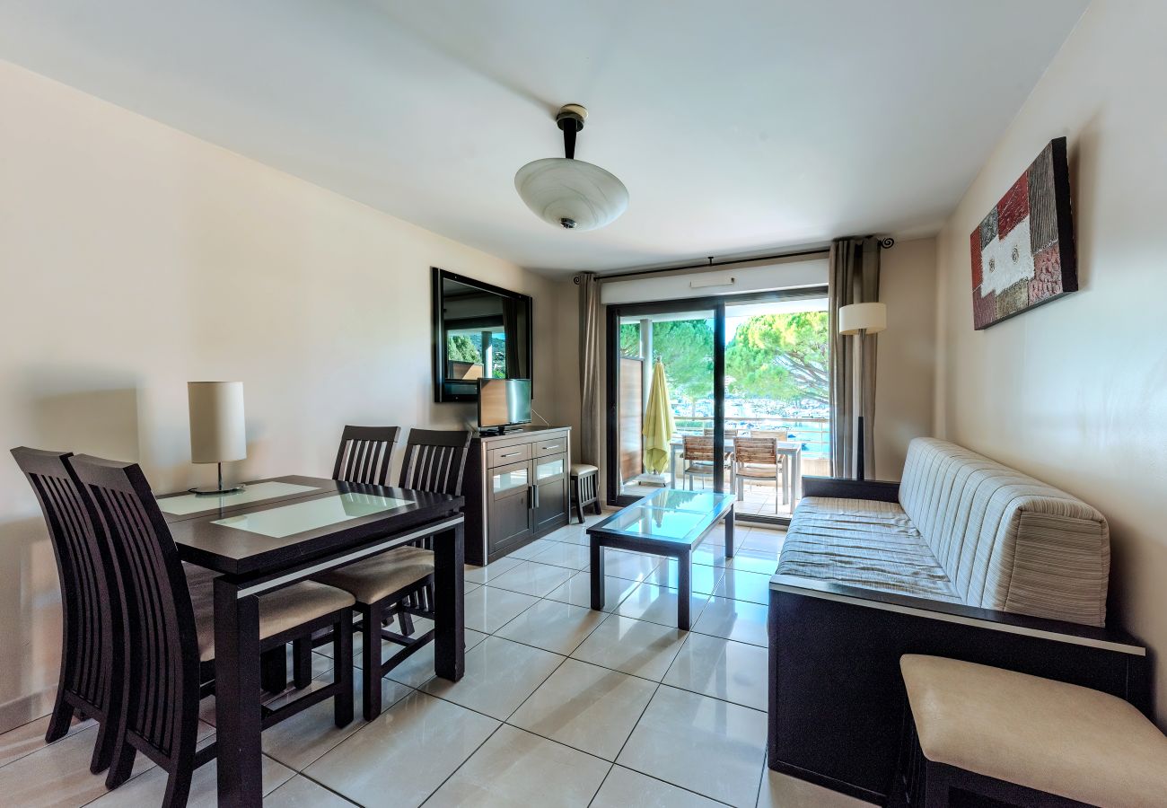 Apartment in Mandelieu-la-Napoule - Apartment with sea view, sleeps 4, balcony