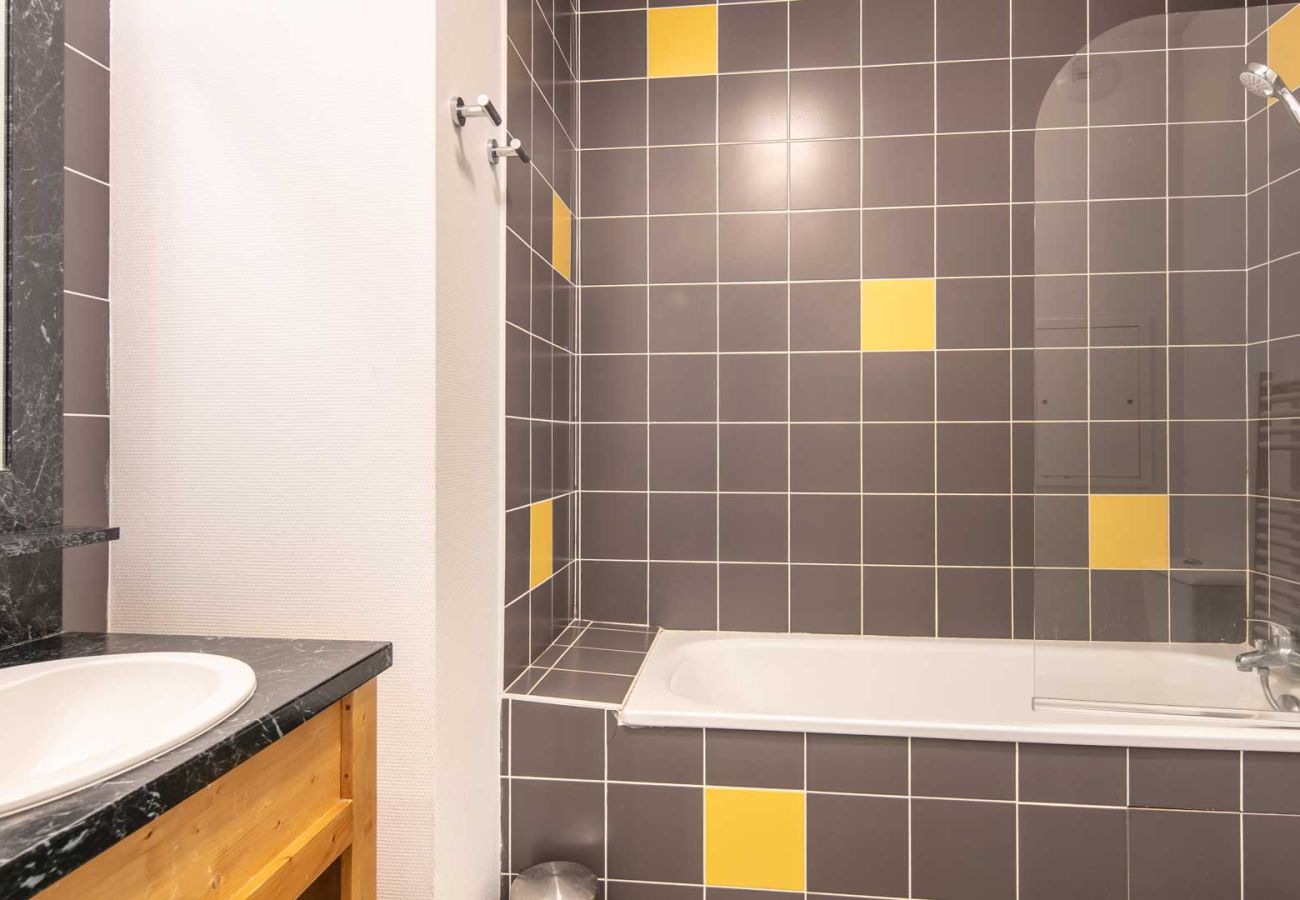 Apartment in Saint-Sorlin-d´Arves - Large Family Apartment - Mountain View - Sleeps 7/8