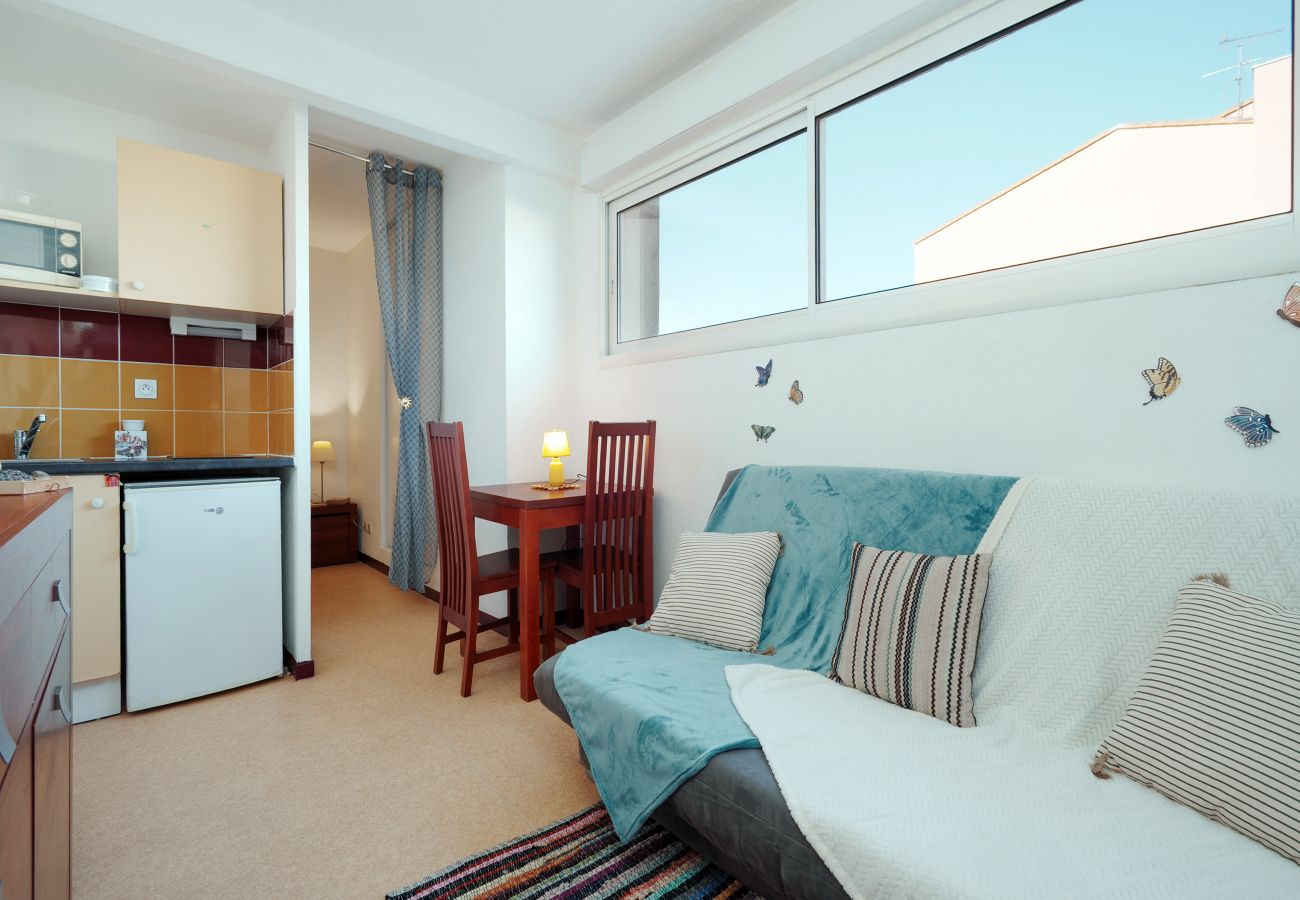 Studio in Agde - Charming Studio - Sleeps 3 