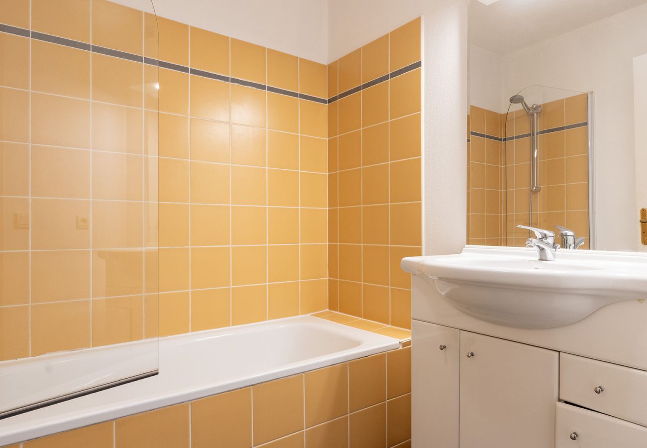 Studio in Grasse - Charming Studio - Sleeps 2 - Mountain View