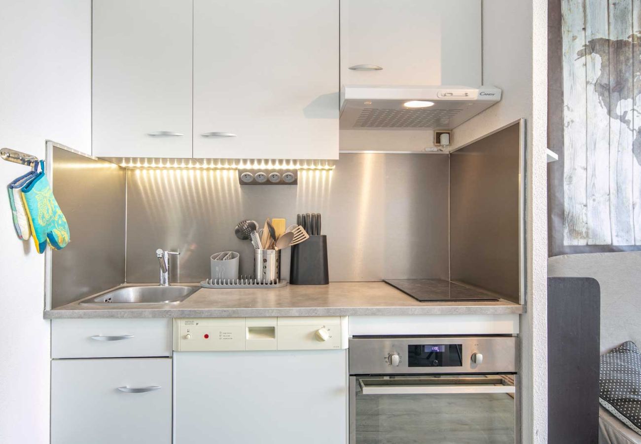 Studio in Chamrousse - Charming studio apartment, sleeps 6-7, mountain view