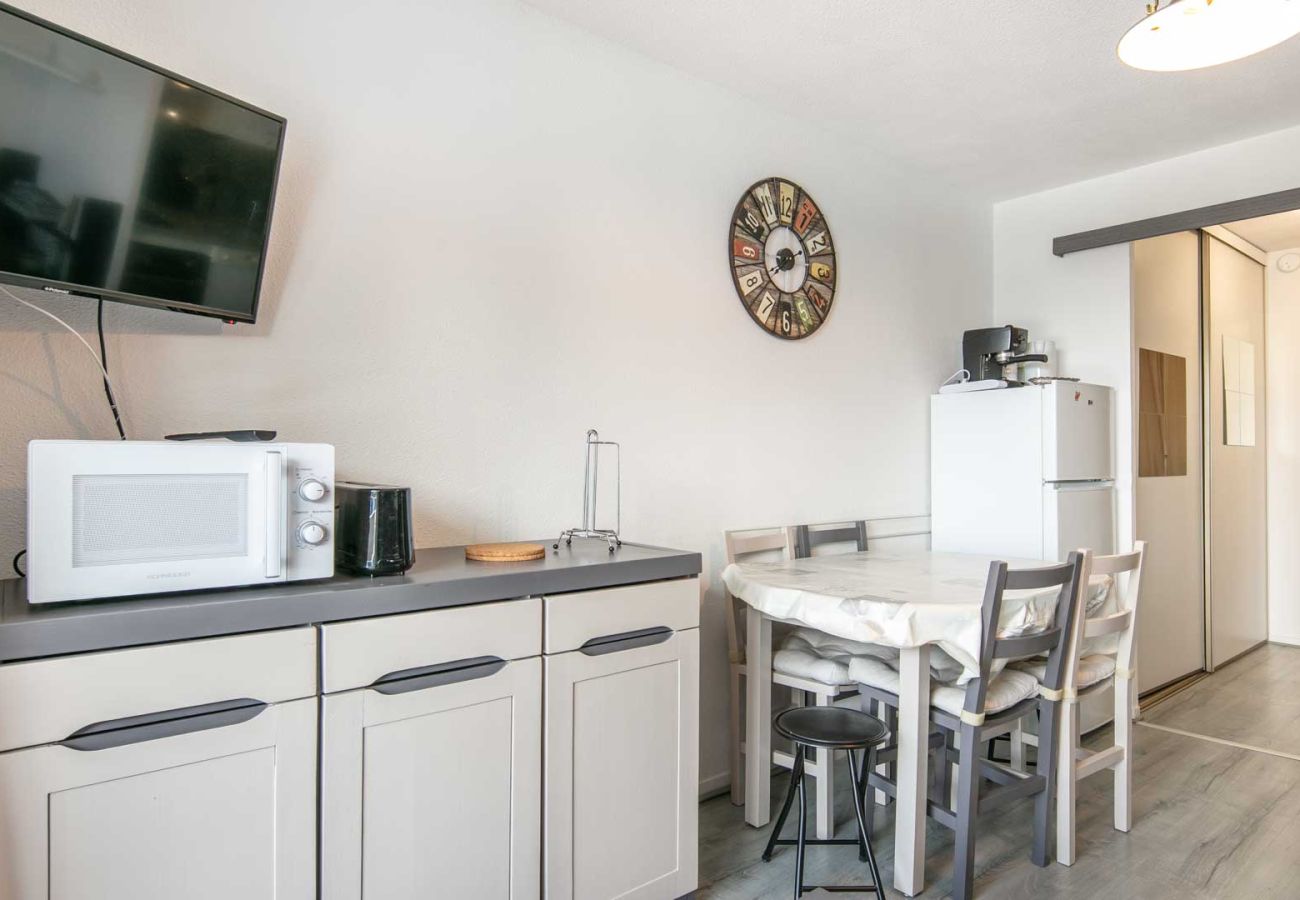 Studio in Chamrousse - Charming studio apartment, sleeps 6-7, mountain view