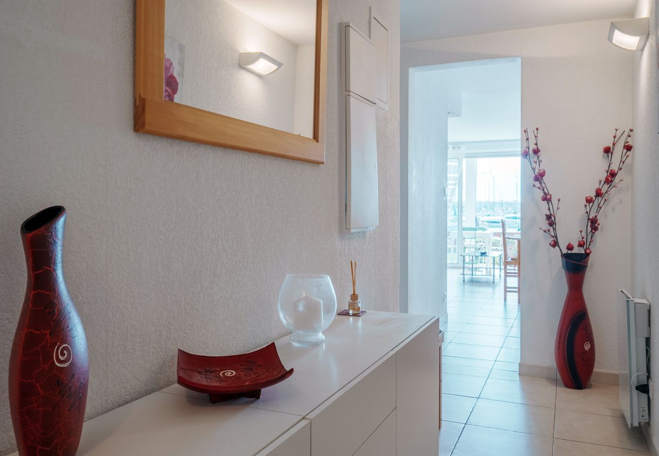 Apartment in Agde - Charming apartment with a terrace, sleeps 6, with a view of the harbor