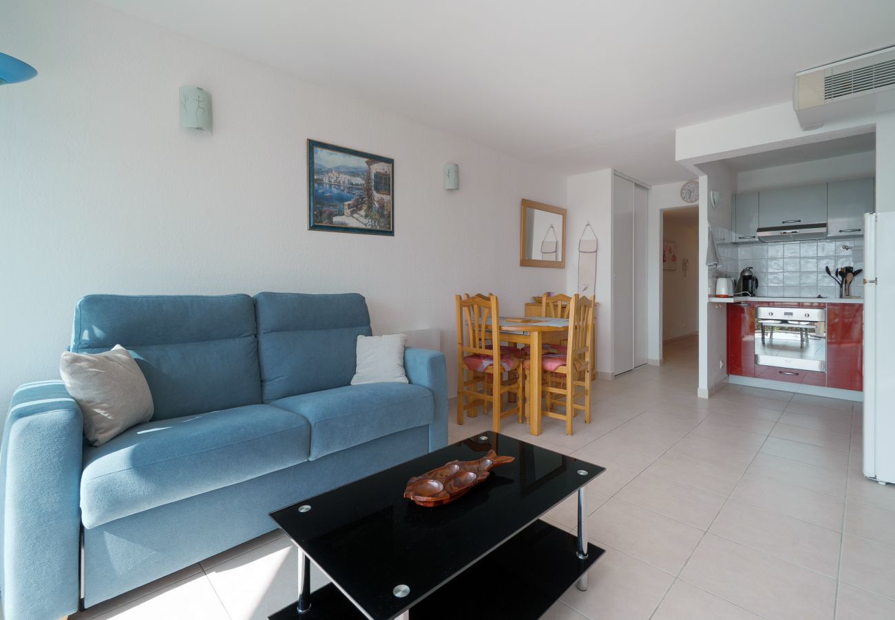 Apartment in Agde - Charming apartment with a terrace, sleeps 6, with a view of the harbor