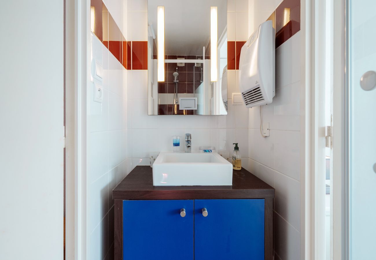 Apartment in Agde - Charming apartment with a terrace, sleeps 6, with a view of the harbor