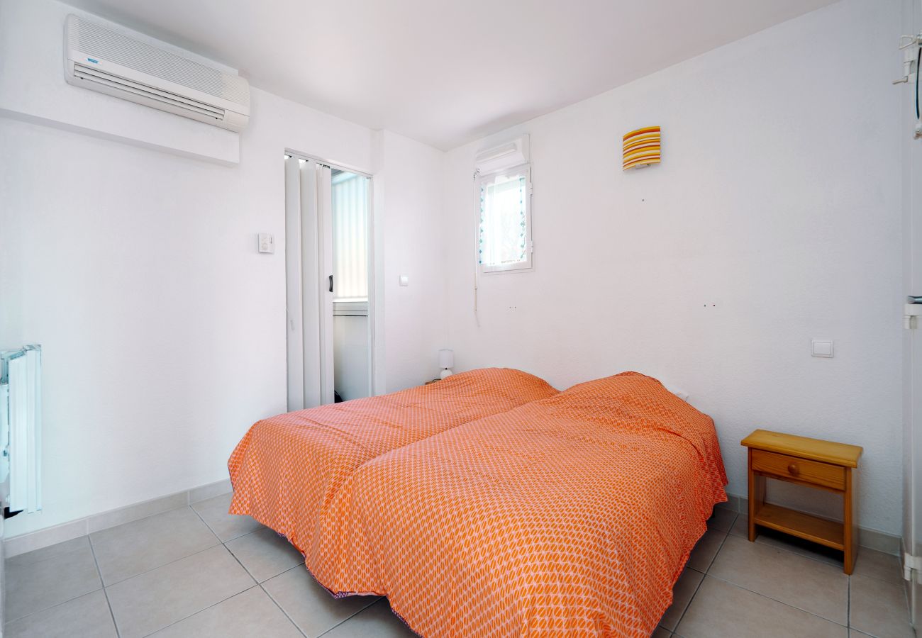 Apartment in Agde - Charming apartment with a terrace, sleeps 6, with a view of the harbor