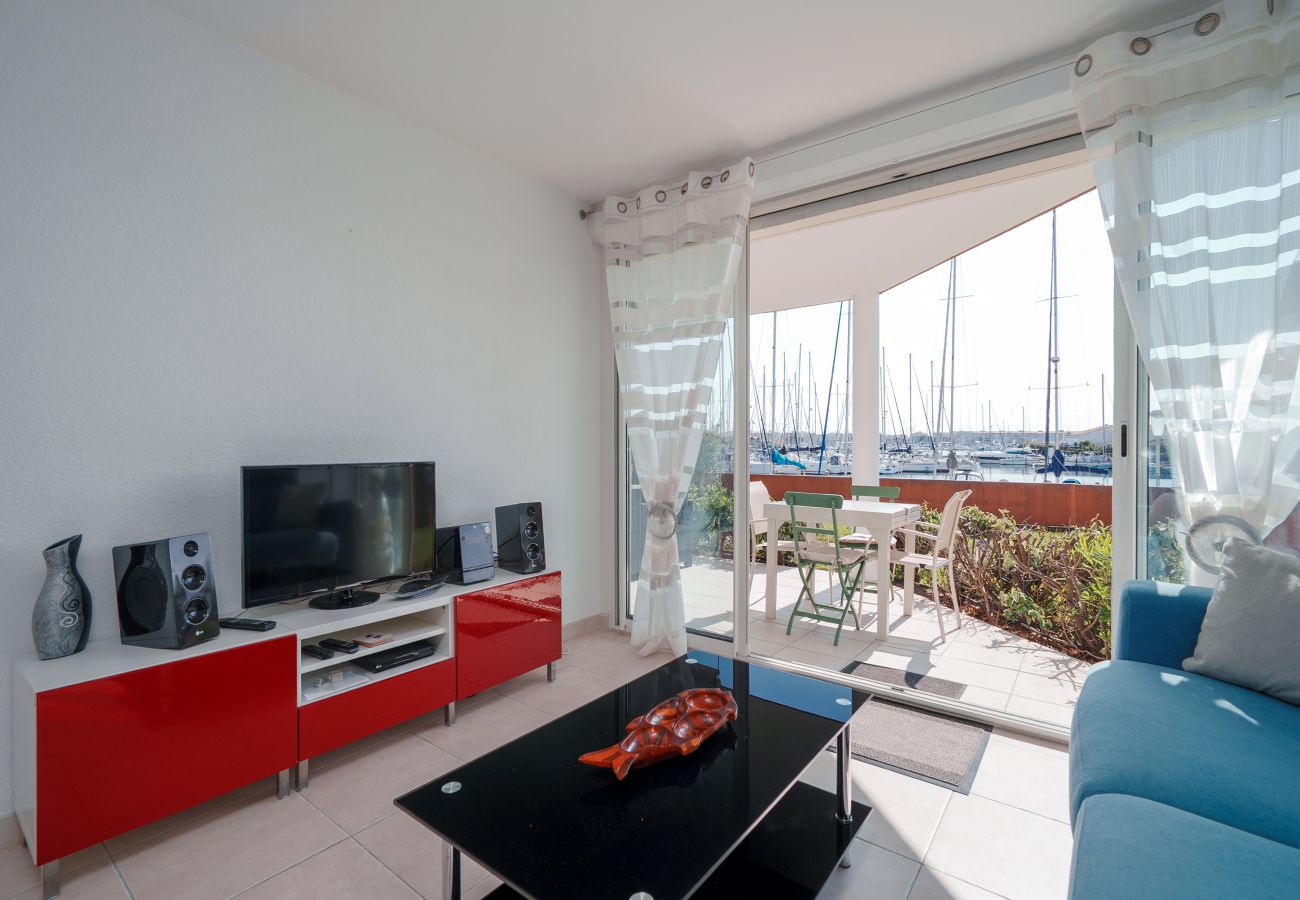 Apartment in Agde - Charming apartment with a terrace, sleeps 6, with a view of the harbor
