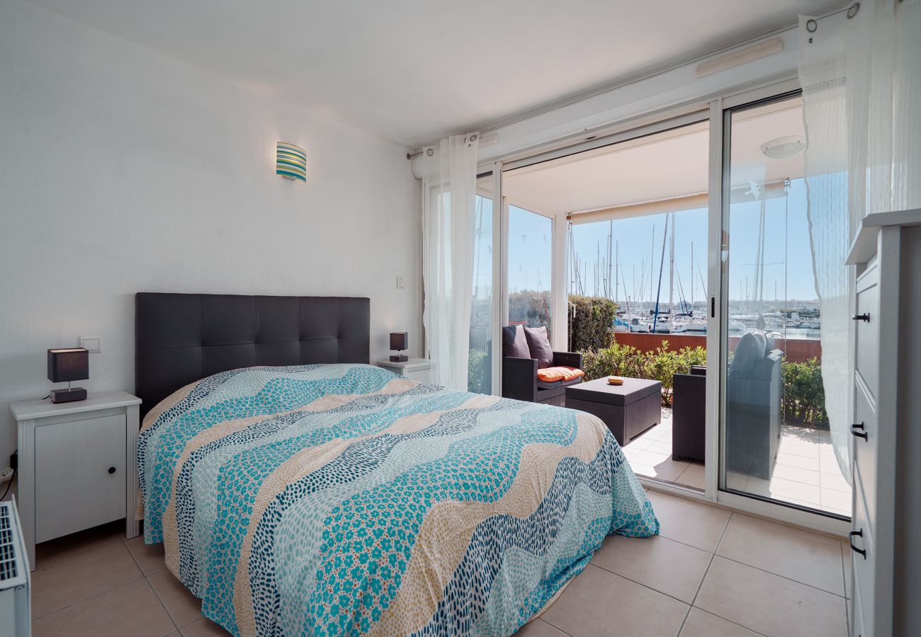 Apartment in Agde - Charming apartment with a terrace, sleeps 6, with a view of the harbor