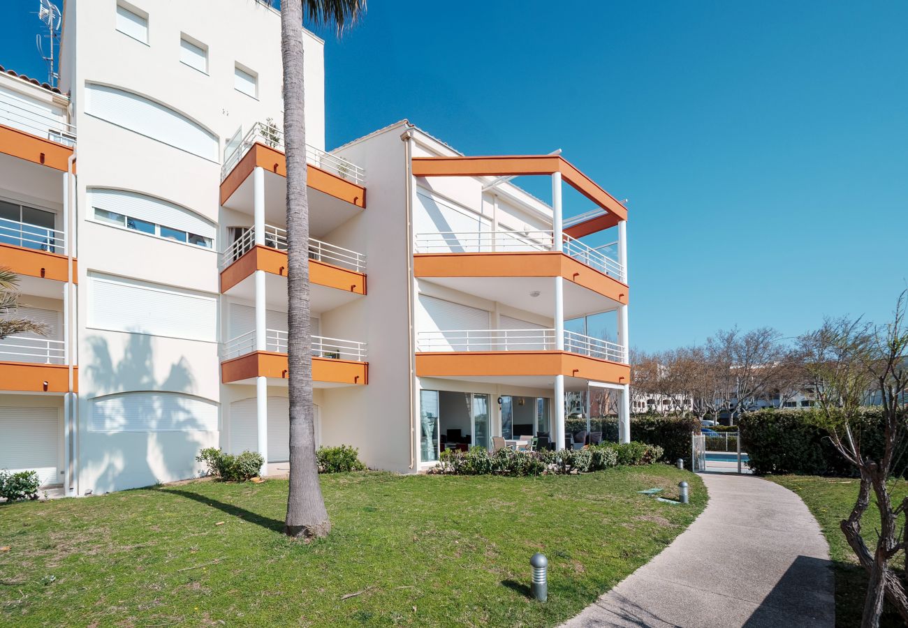 Apartment in Agde - Charming apartment with a terrace, sleeps 6, with a view of the harbor