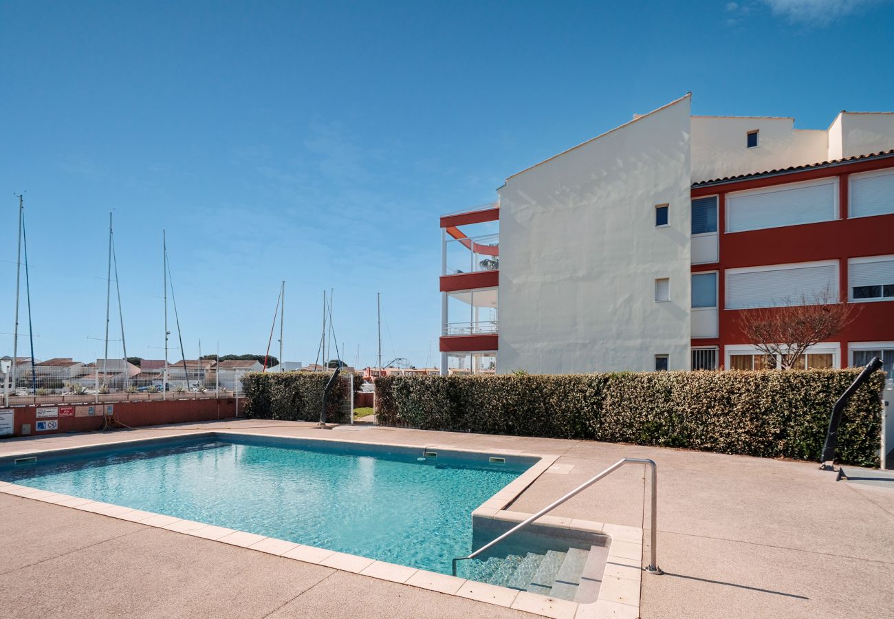Apartment in Agde - Charming apartment with a terrace, sleeps 6, with a view of the harbor