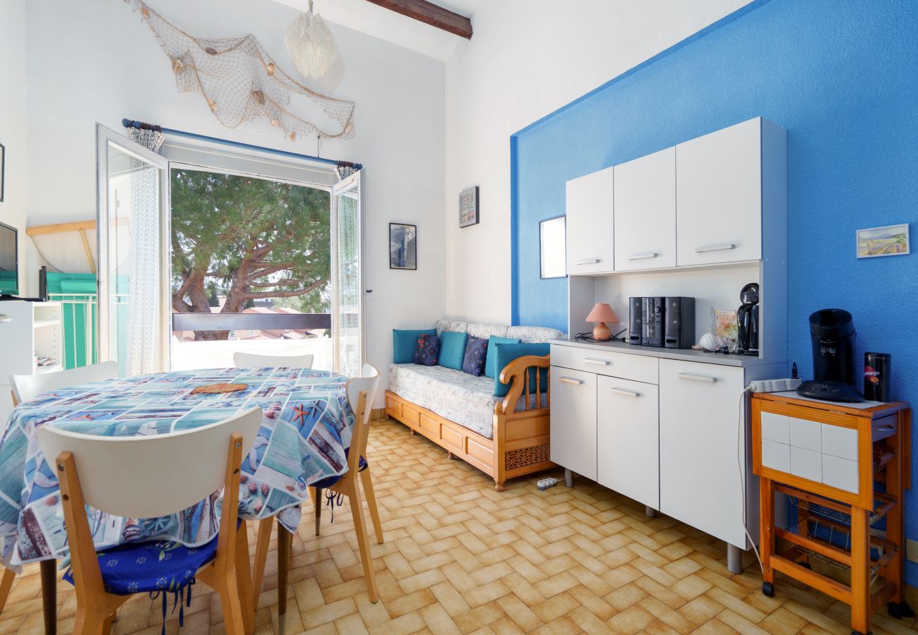 Apartment in Le Grau-du-Roi - Charming apartment for 6 people, with a balcony and a view of the garden