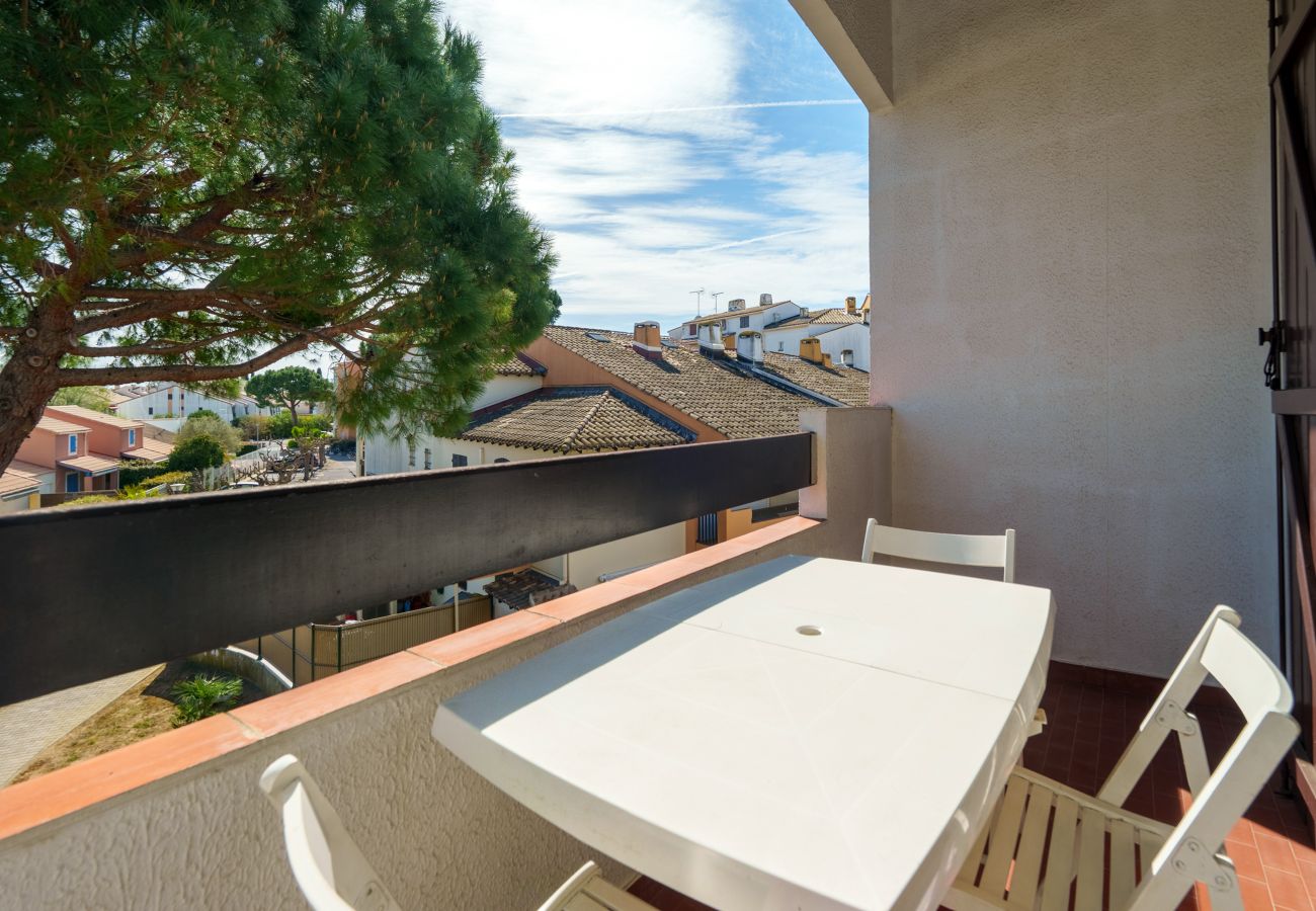 Apartment in Le Grau-du-Roi - Charming apartment for 6 people, with a balcony and a view of the garden